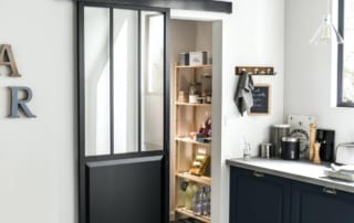 Porte salle de bain : bois ou aluminium ?
