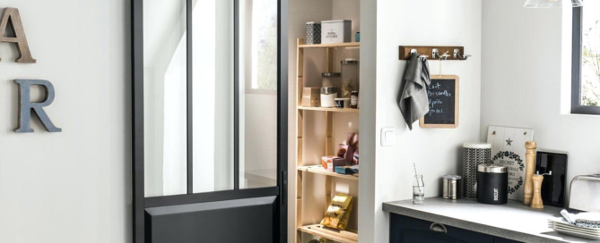 Porte salle de bain : bois ou aluminium ?